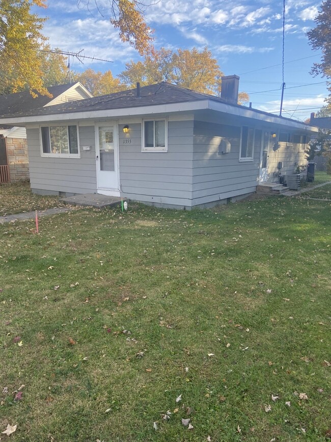 Building Photo - 1355 Bensch Dr
