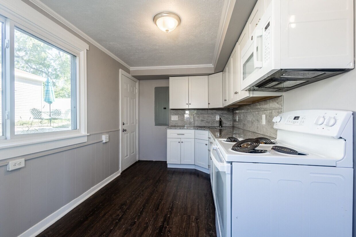 Foto principal - Renovated 2 Bed / 1 Bath Duplex