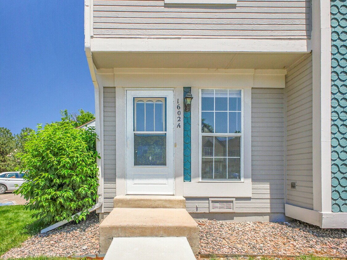 Foto principal - $1,895 // 2-Bed 1-Bath Charming Rowhome in...