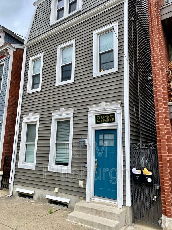 Building Photo - 2335 Sarah St