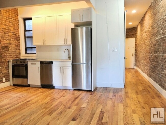 Building Photo - BEDFORD AVENUE / Amazing 3-Bed 1-Bath / Cr...