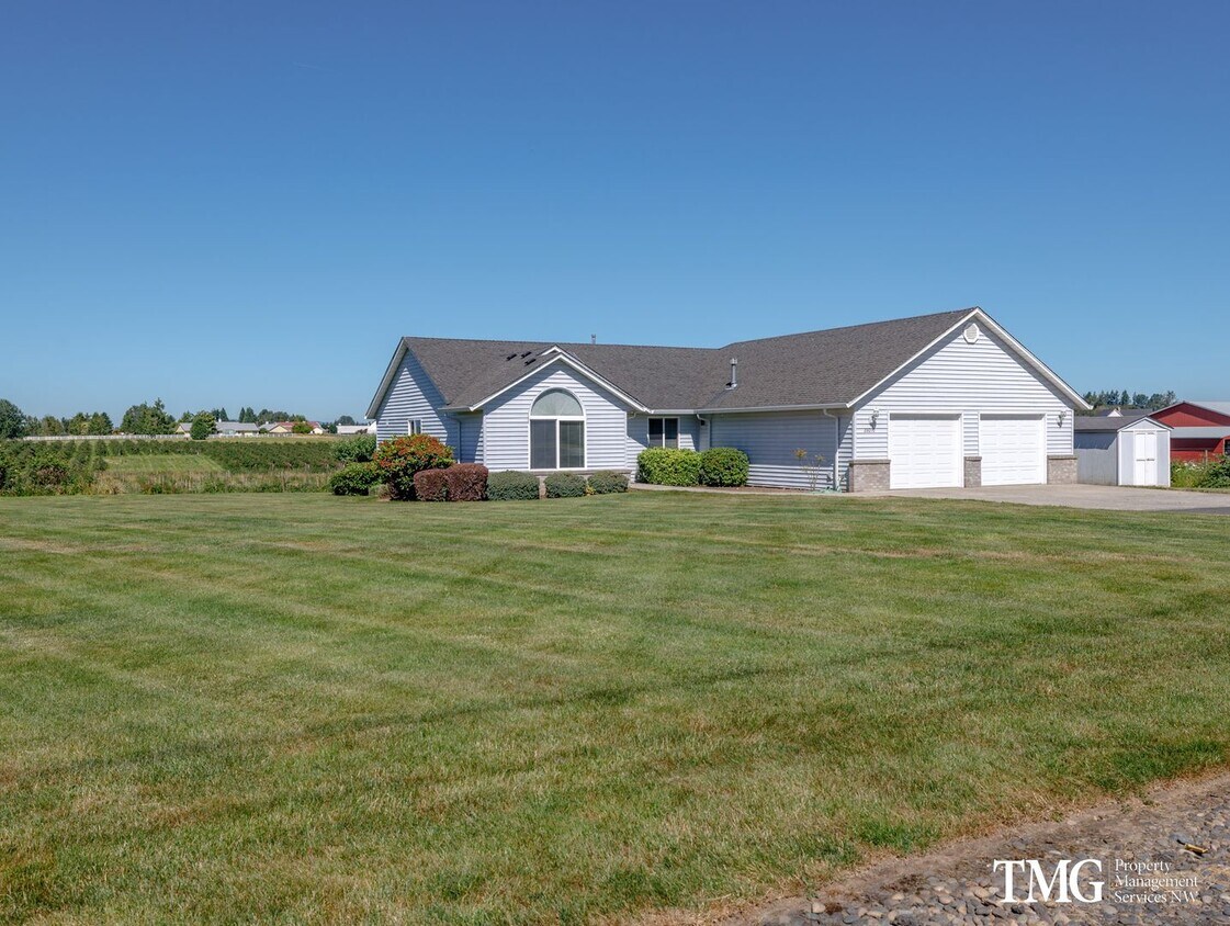 Foto principal - Ranch style 3 Bedroom Home In Country Setting With A/C And Paid Lawncare!!!