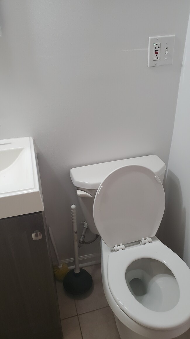 Washroom - 4031 N McVicker Ave