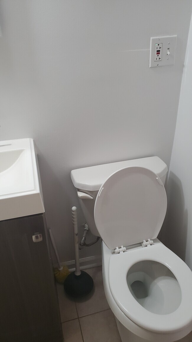 Washroom - 4031 N McVicker Ave