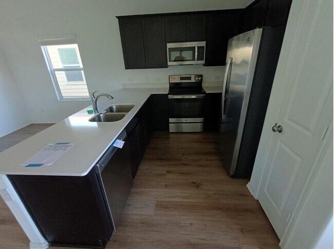 Foto del edificio - 100 Tugboat Annie Wy