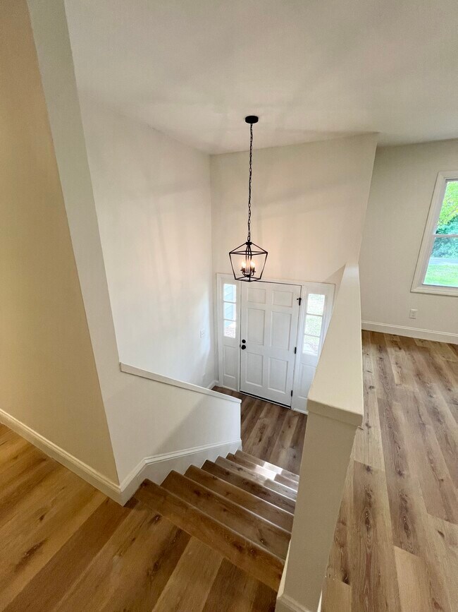 Building Photo - 1335 Lynndale Dr