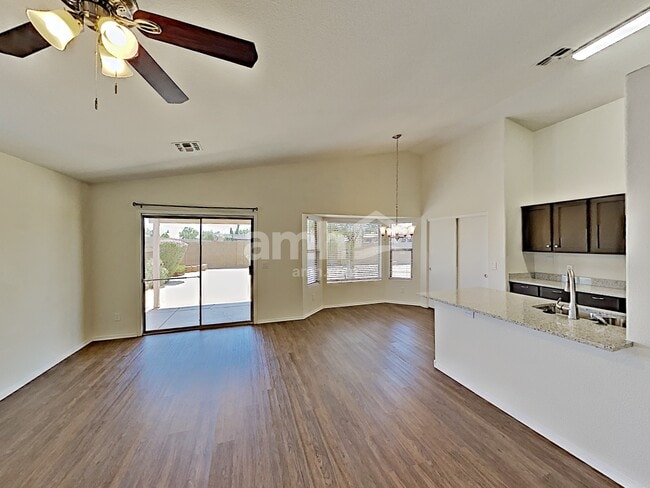 Foto del edificio - 7547 W Vermont Ave