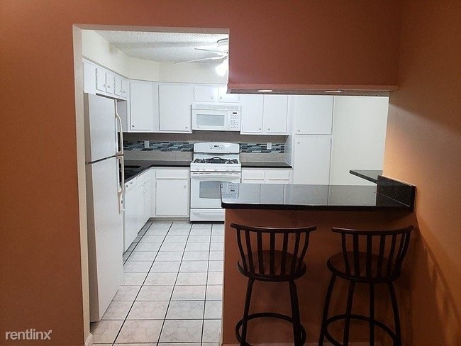 Building Photo - 2 br, 1.5 bath Condo - 320 Willowbrook Drive