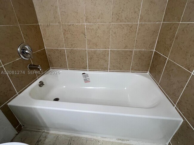 Foto del edificio - 4178 Lakeside Dr