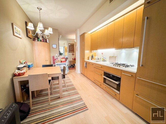 Building Photo - 340 E 23rd St