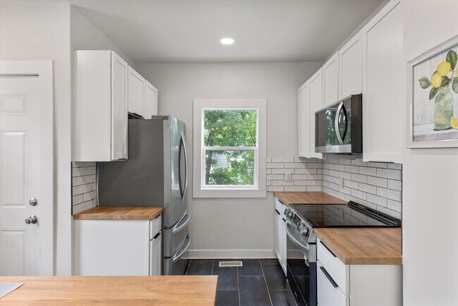 Building Photo - 3 Bedroom; 2 Bathroom near Hanscom Park!