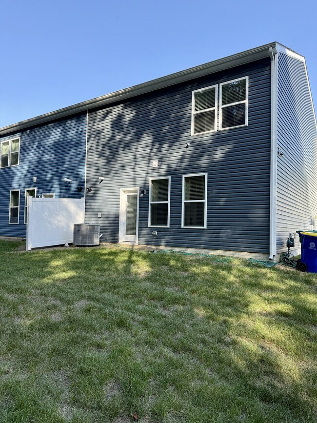 Building Photo - 315 Currant Cir