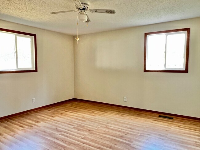 Foto del edificio - 1047 Oak Dr