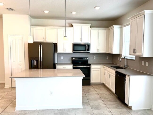 Building Photo - Townhome For Rent in Storey Lake - 3/2.5 with 2 car garage