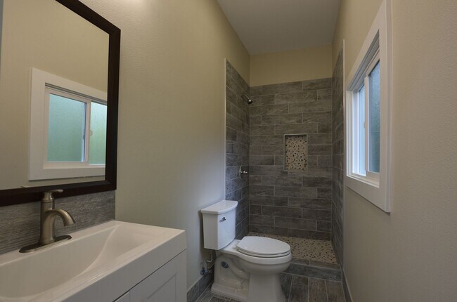 Foto del edificio - 2132-2134 NW Aspen Ave