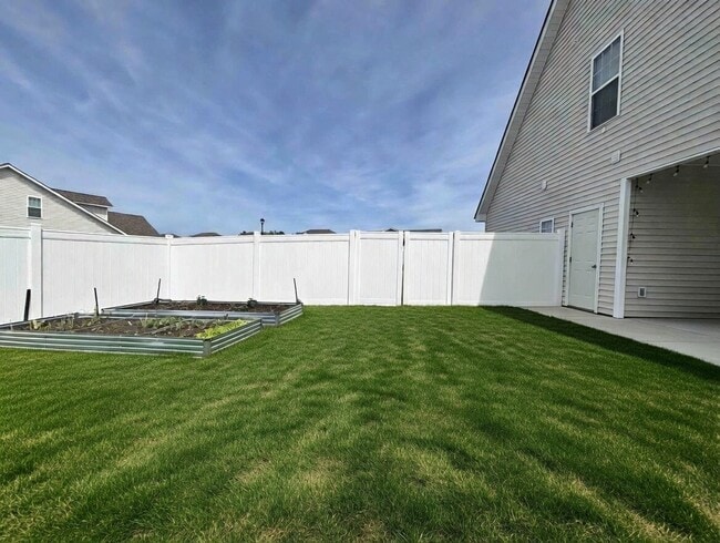 Building Photo - 2300 Chavis Dr
