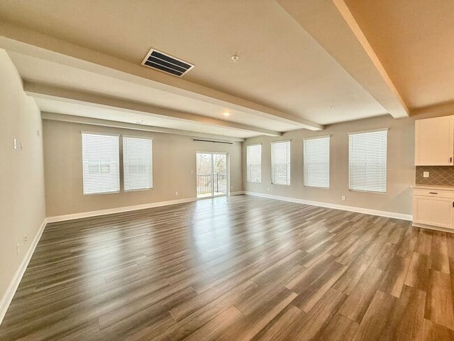 Building Photo - 1234 Coach Sta Aly