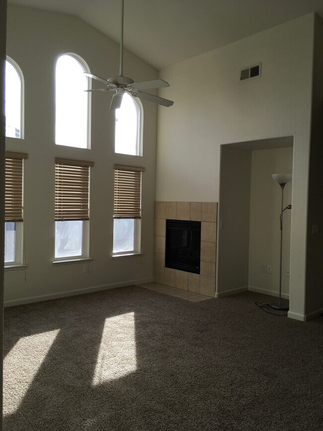 Building Photo - Beautiful Condo Community 2Beds 2Bath Convenient Location!