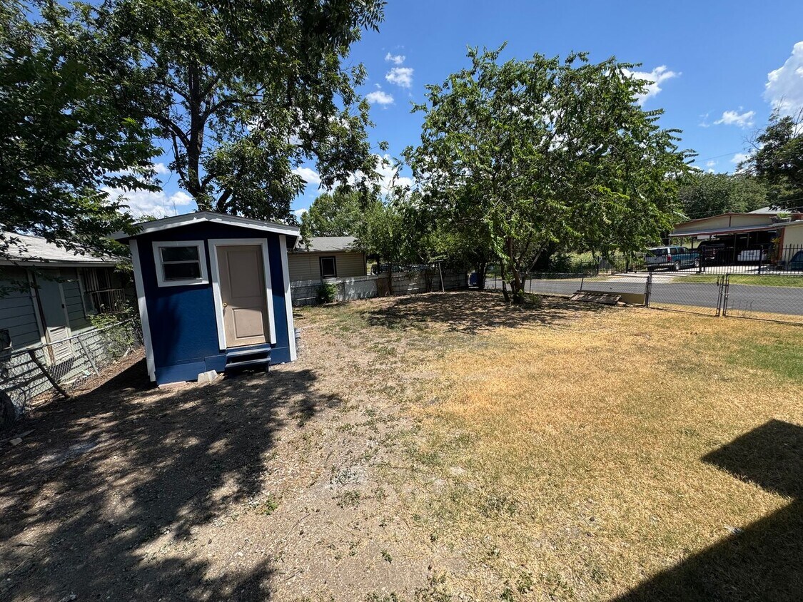 Building Photo - Super nice 2 Bedroom 1 Bath