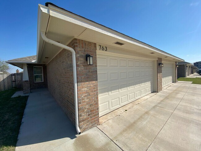 Building Photo - 3 Bed 2 Bath Duplex in Moore Schools!!!