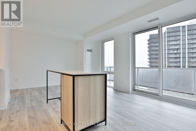 Building Photo - 215 Lakeshore Rd W
