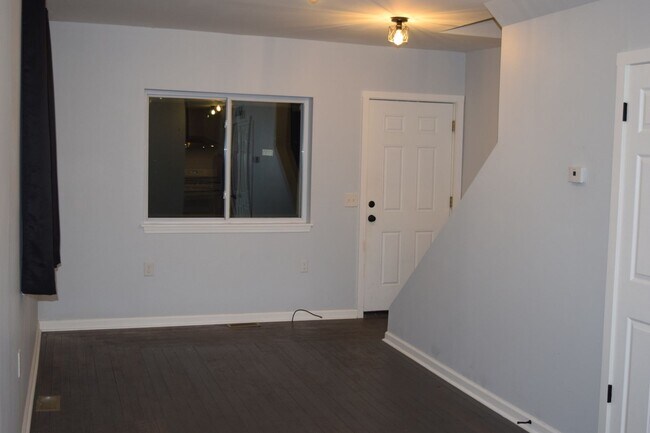 Foto del edificio - NEWLY RENOVATED PONTIAC UNIT FOR LEASE!