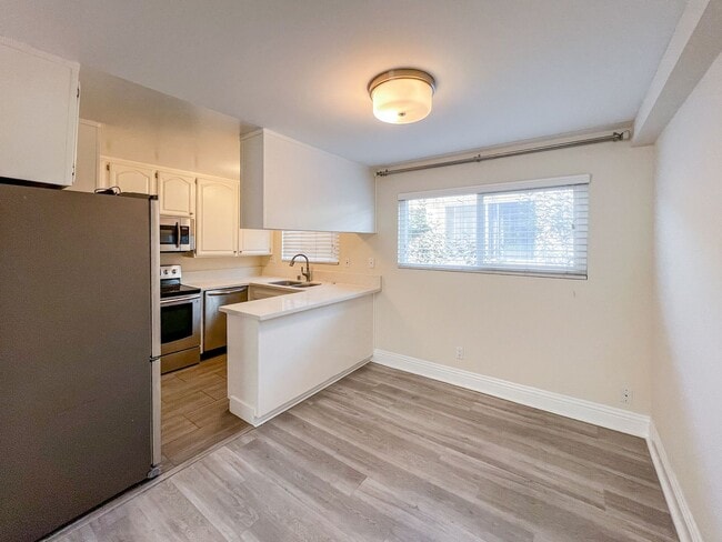 Building Photo - BEAUTIFUL 2 STORY TOWNHOUSE STYLE WITH A/C,  WASHER/DRYER, POOL, AND ONE PARKING SPACE