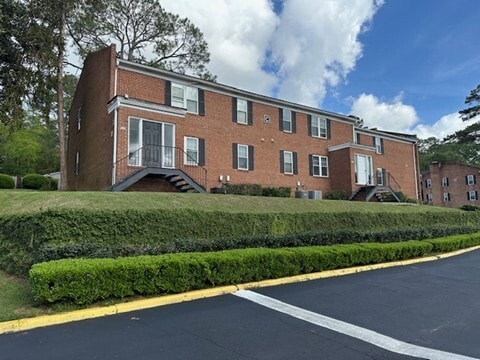 Building Photo - Live Oaks @ 275