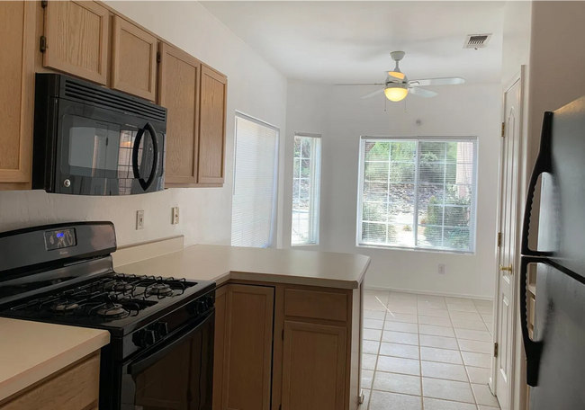 Foto del edificio - Sun-Drenched 3BR/2BA Foothills Home with 2-Car Garage | Tucson 85750