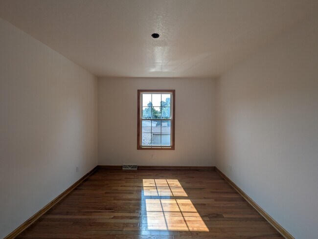 Building Photo - 4996 Thurston Ave