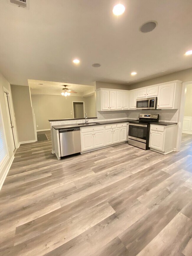 Building Photo - 3Bed/2Bath Available!