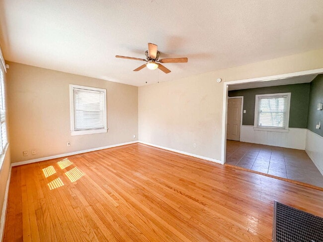 Building Photo - 2-bedroom, 1-bath home in Maxey Park