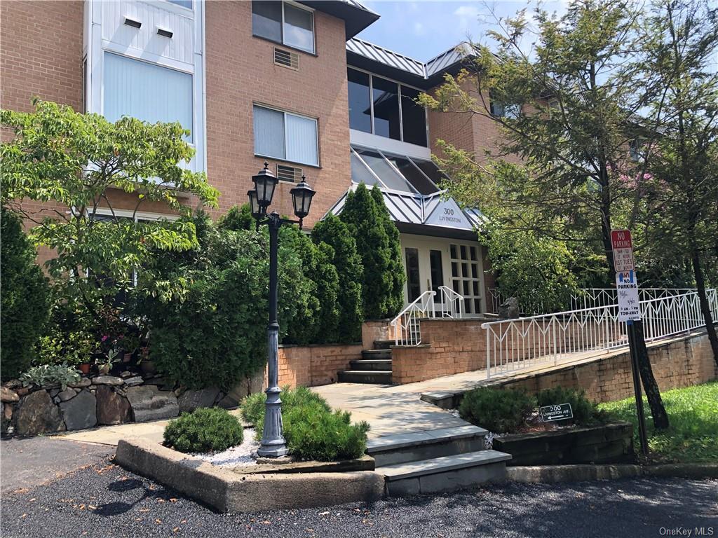 Primary Photo - 300 Livingston Ave