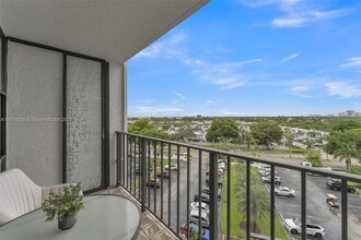 Building Photo - 1000 Parkview Dr