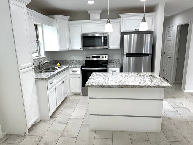 Building Photo - 308 Uva Ln