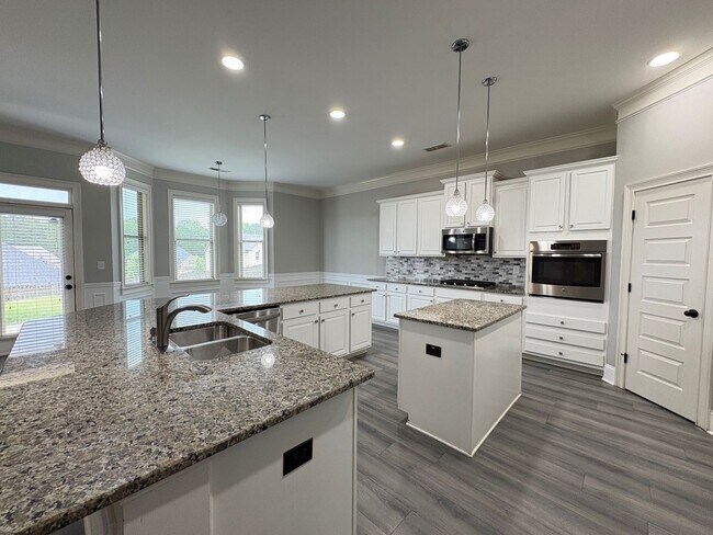 Building Photo - Beautiful 5 Bedroom Home with Massive Walk...