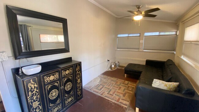 Building Photo - **Charming 2 bedroom, 1 bath in Denver, CO