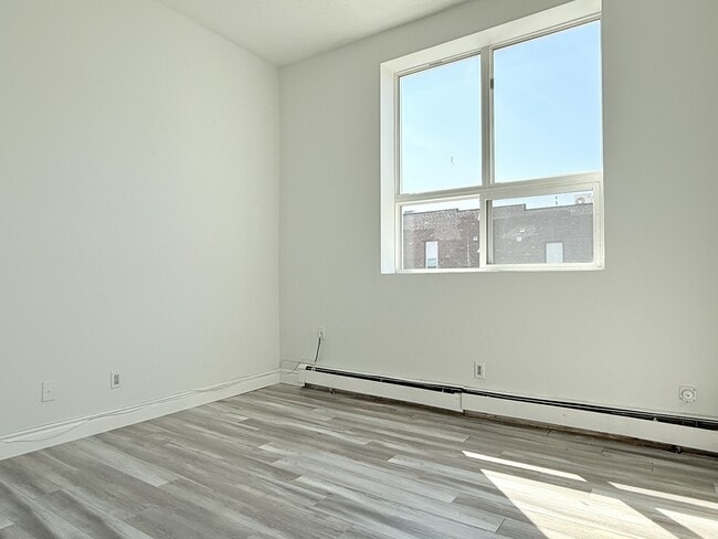 Building Photo - 1188 Wyandotte St E