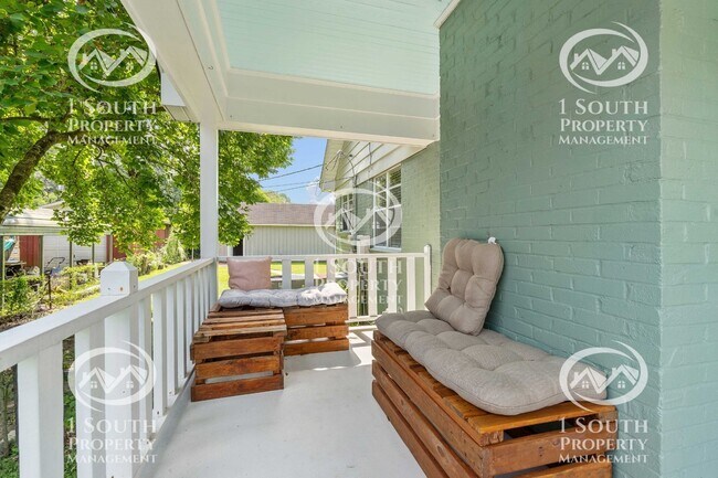 Building Photo - 300 Thornhill Cir