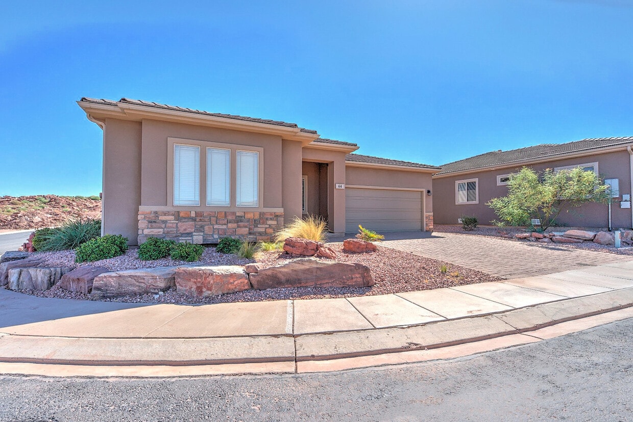 Foto principal - Spacious 3 Bedroom Corner Lot Home Near So...