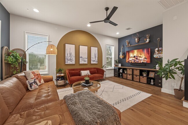 Building Photo - 1113 W 15th 1/2 St