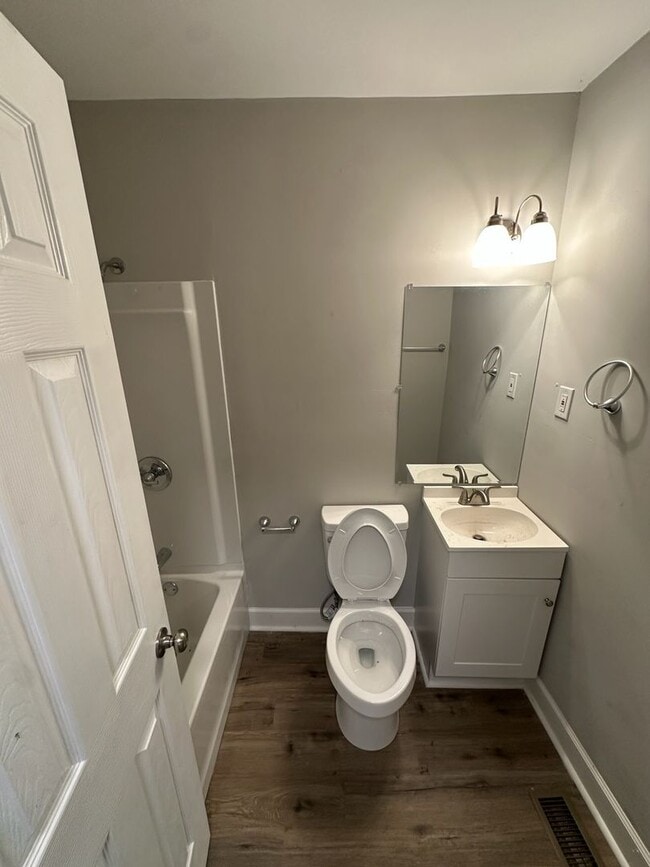 Building Photo - 124 Wood St