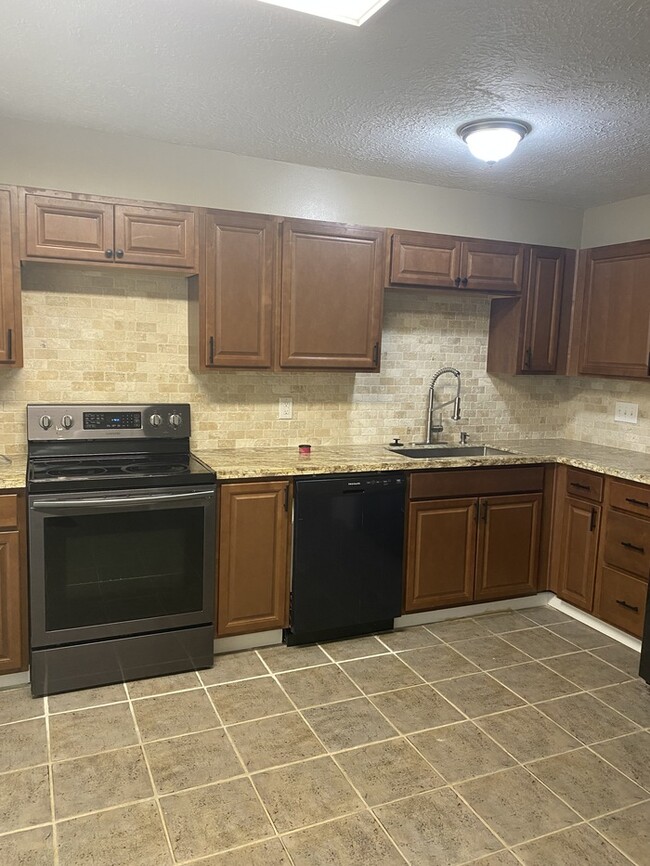 Building Photo - 2211 Autumn Springs Ln