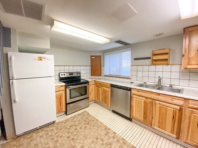 Foto del edificio - Three Bedroom Two Bathroom House For Rent