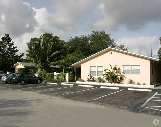 Foto del edificio - The Tennis Court Apartments