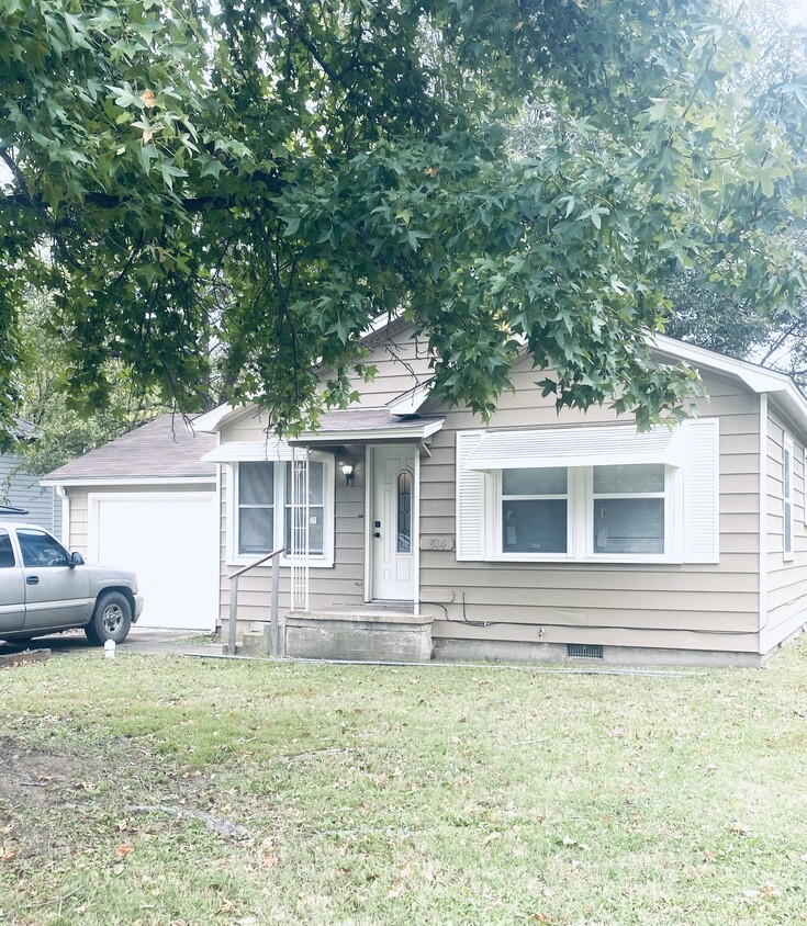 814 N H St, Muskogee, OK 74403 House for Rent in Muskogee, OK