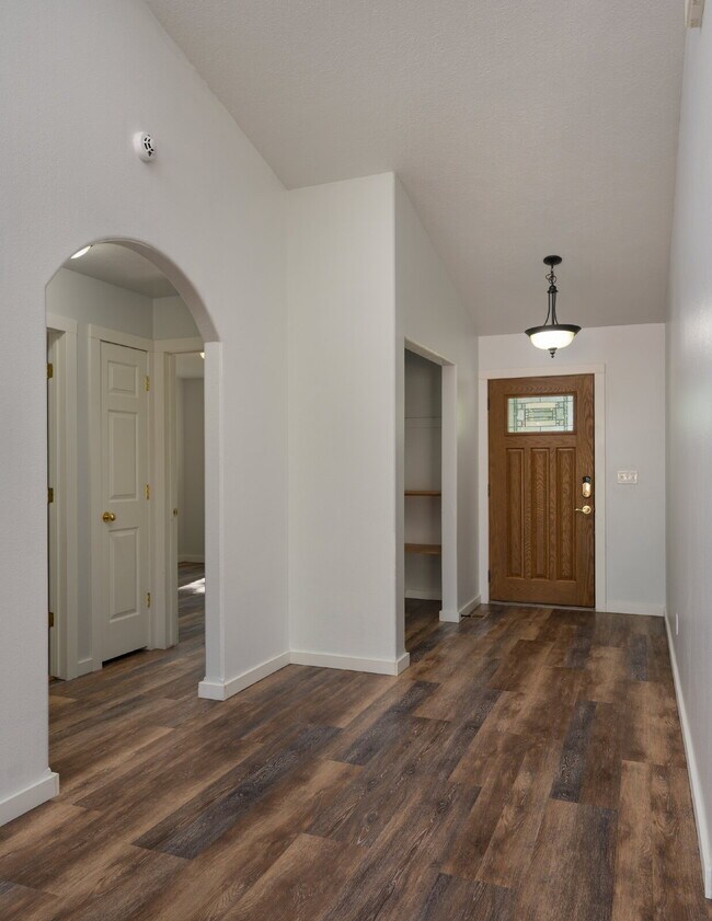 Foto del edificio - "Charming 3 bed / 2 Bath w/ Additional Off...