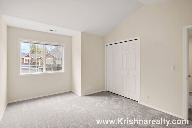 Foto del edificio - Charming 3 BD* 2.5 BA* Duplex **NEWLY RENOVATED** Located in Historic Orenco in the Elk Meadows C...