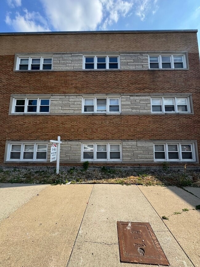 Building Photo - 5927 W Addison St