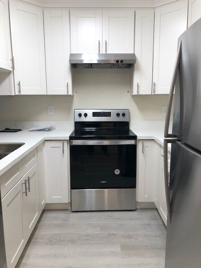 Building Photo - Downstairs 2/2 Remodeled Condo in Sunwood ...